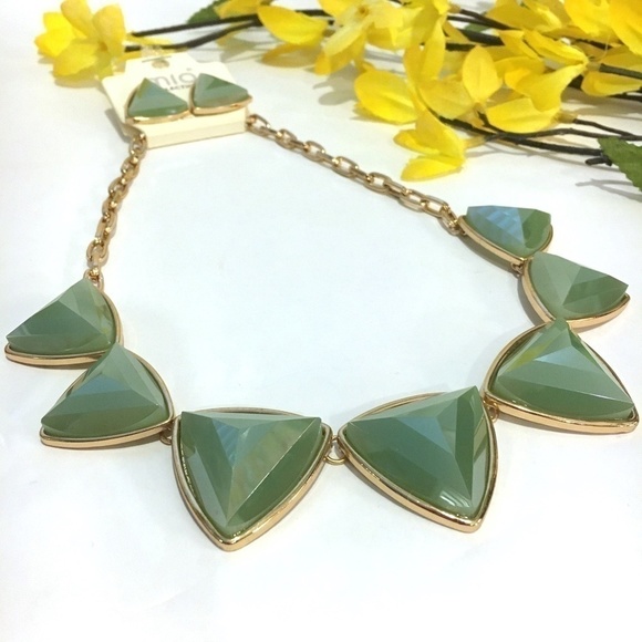 3/$29! jade green & gold tones geometric necklace - Picture 1 of 8